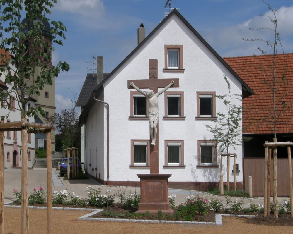 Kreuz im Kies
