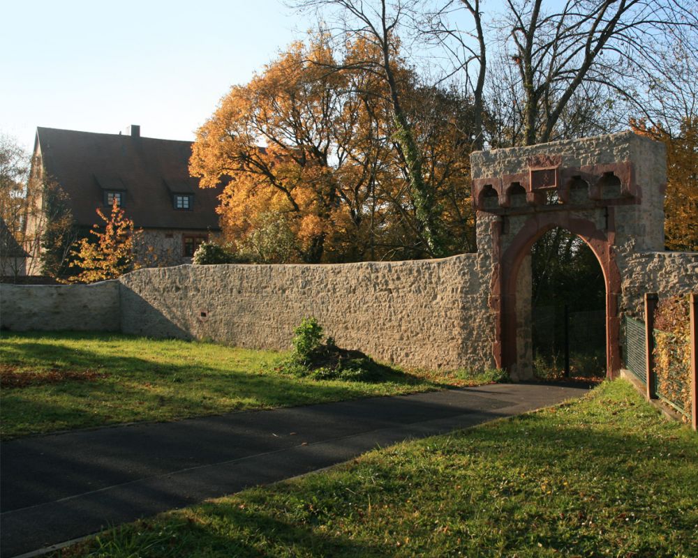 Schloss mit Mauer